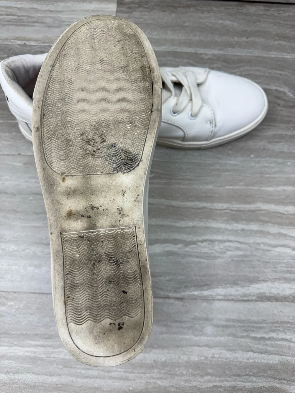 Betsey Johnson Boom White Leather Sneakers Womens Size 9